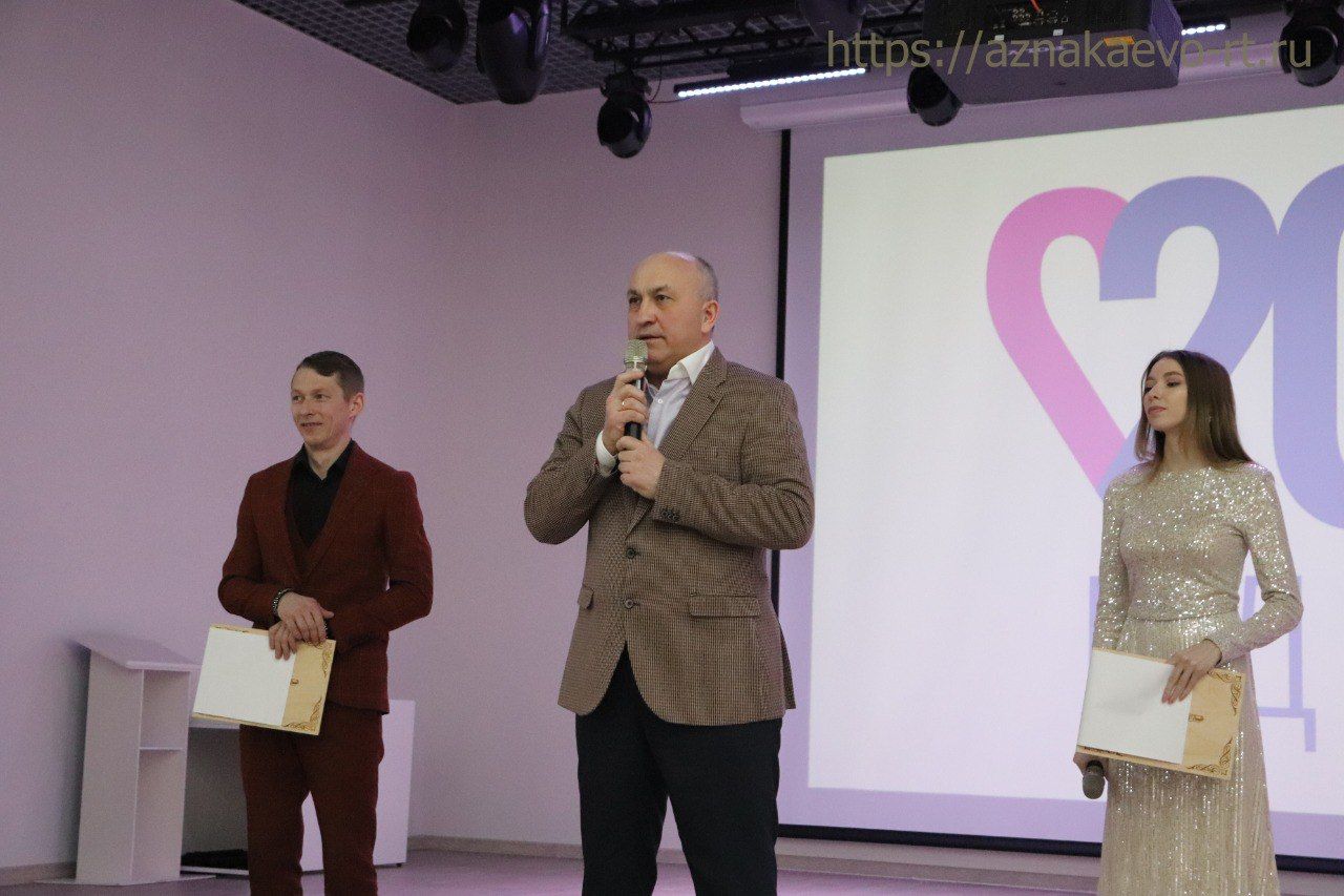 В Азнакаево чествовали семьи с новорожденными детьми