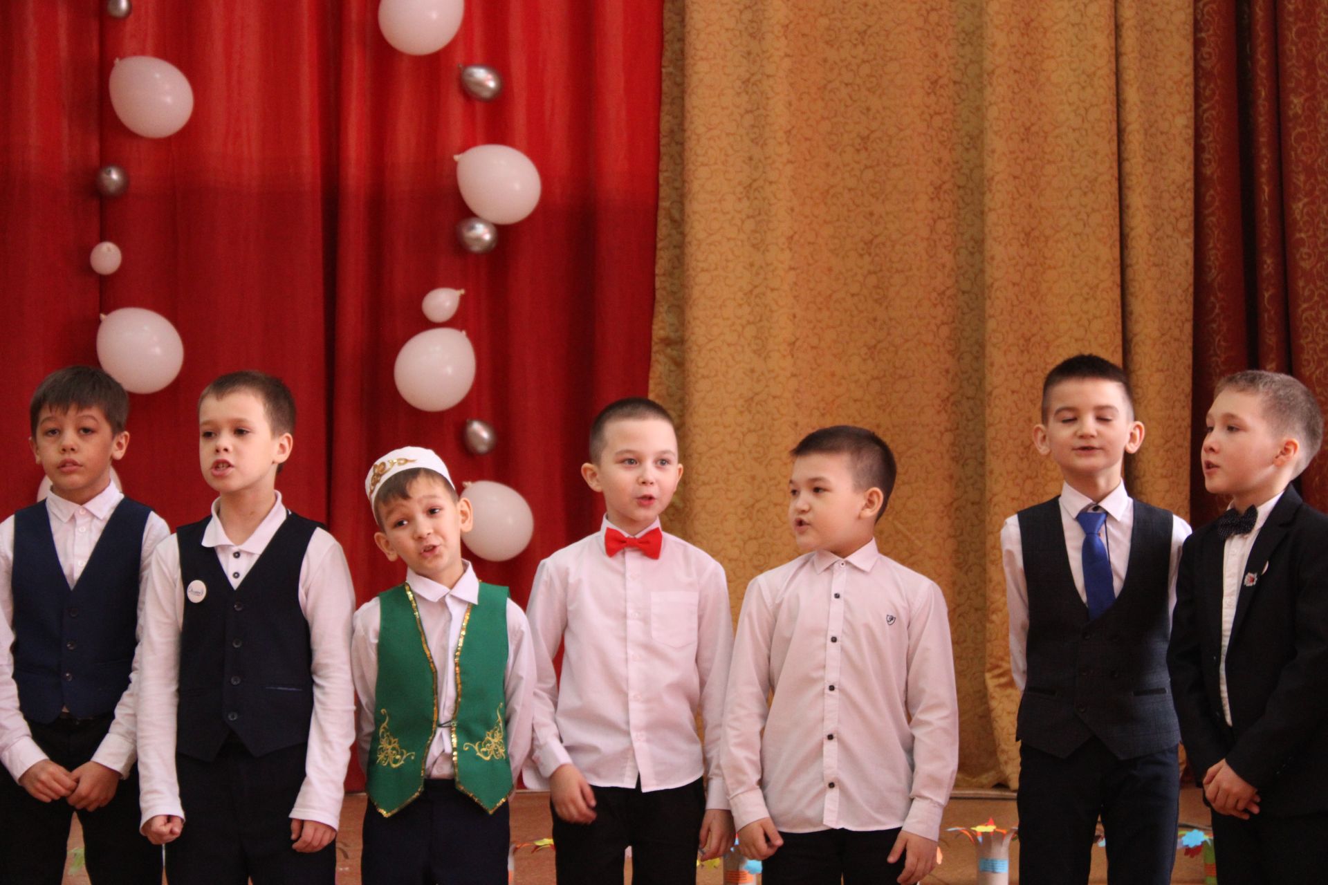 В первой школе города Азнакаево весело отметили 23 февраля и 8 марта