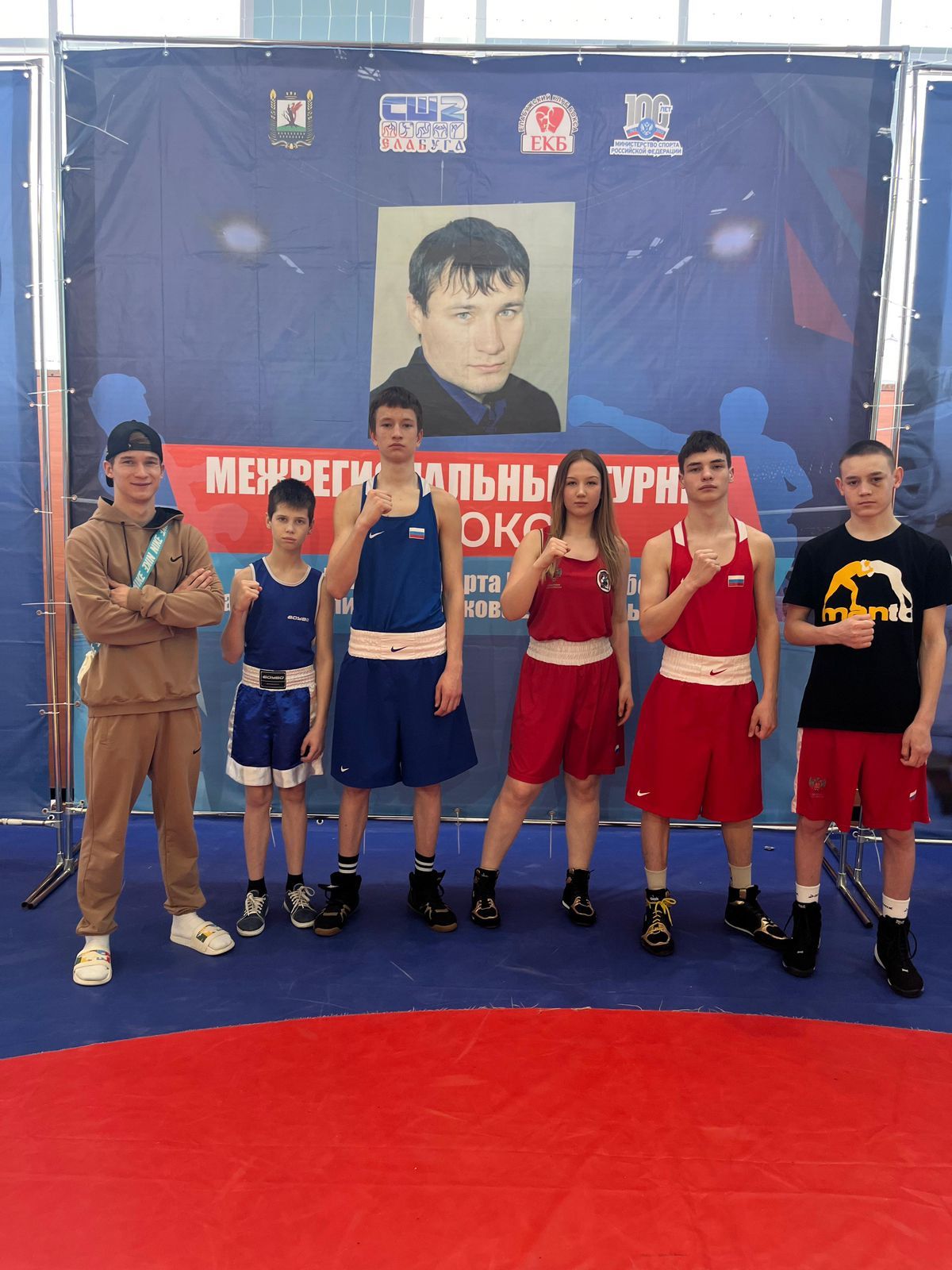 Азнакай боксчылары медаль арты медаль яулый
