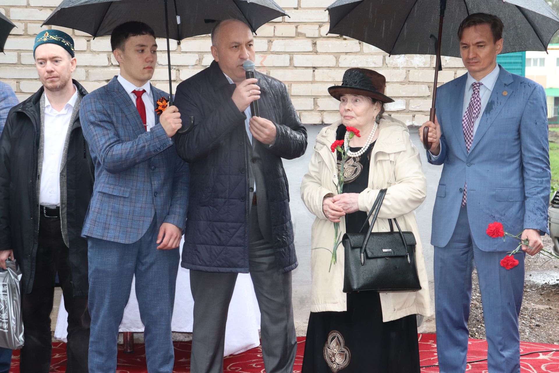 В Азнакаево состоялось торжественное открытие памятной доски на фасаде дома, где жил Нур Ахмадиев