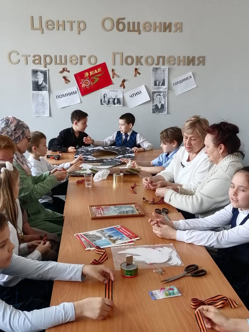 27 апреля в Центре общения старшего поколения прошел мастер-класс «Георгиевская ленточка»