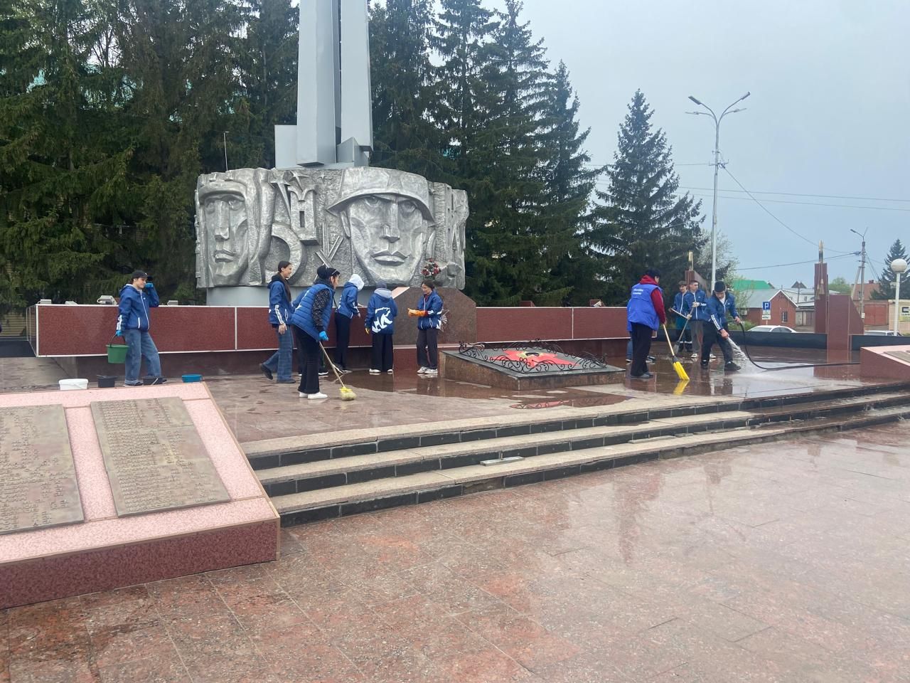 Азнакаевцы присоединились к субботнику по благоустройству памятников Великой Отечественной войны