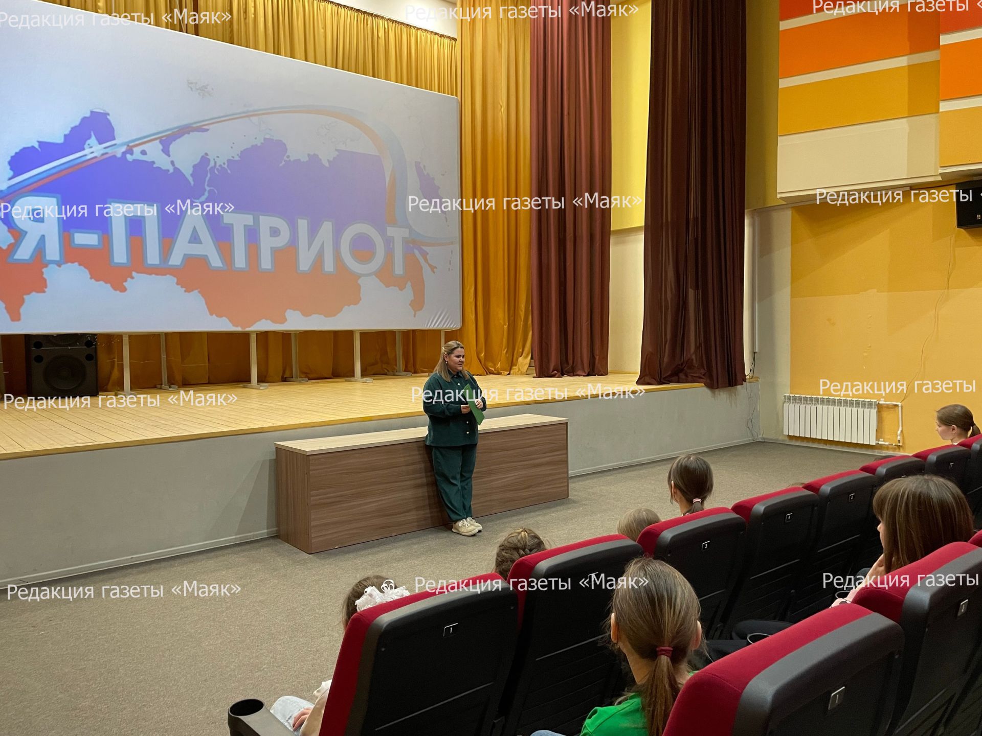 В Азнакаево прошла патриотическая беседа со школьниками