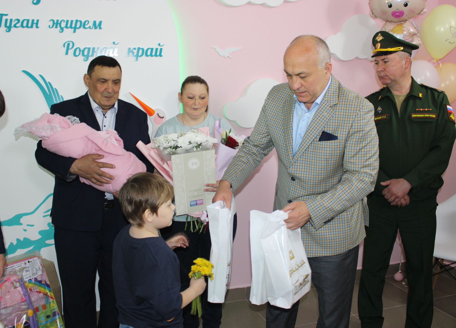В Азнакаевском районе поздравили с рождением четвертого ребенка семью участника специальной военной операции