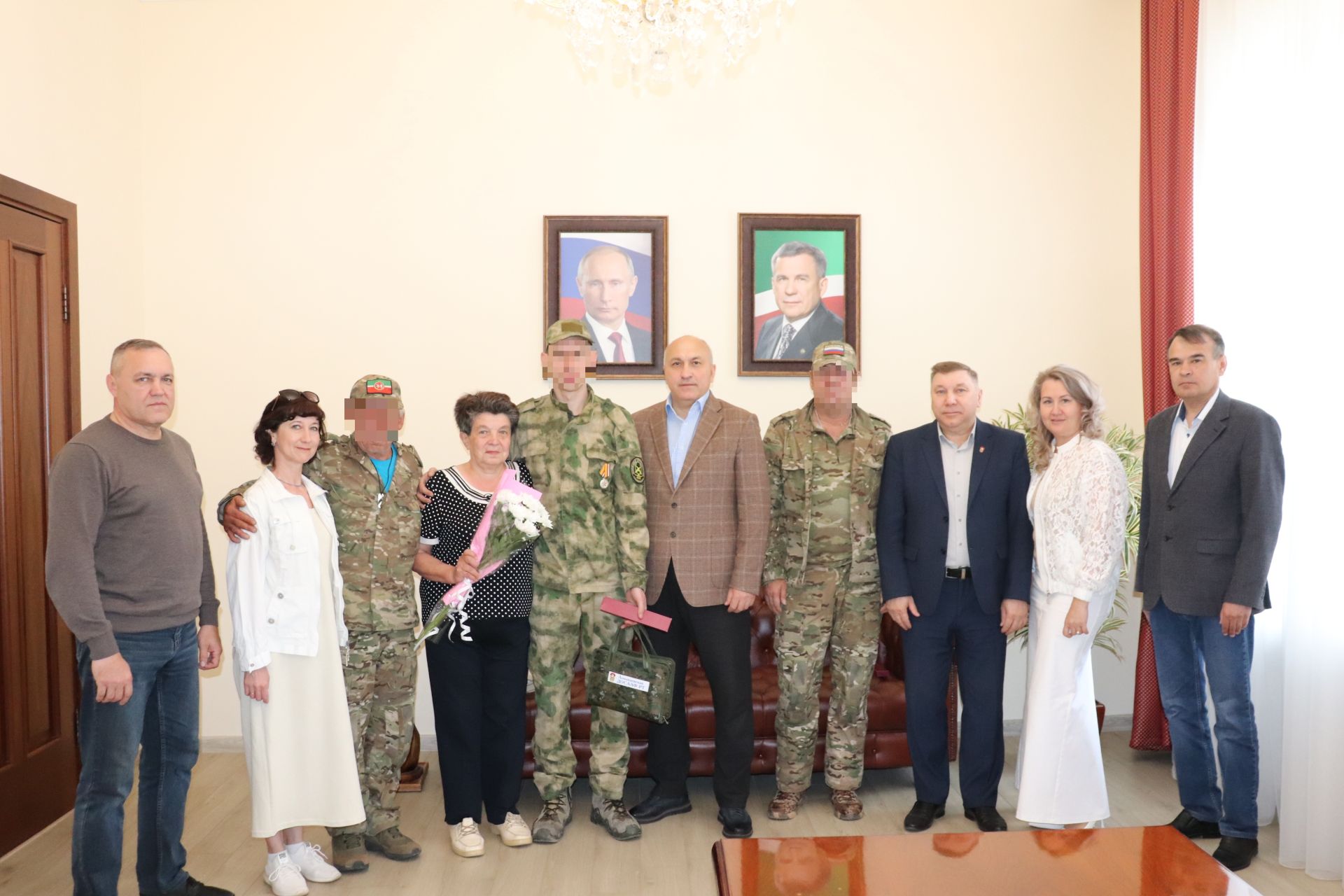 Азнакай районы башлыгы Марсель Шәйдуллин ялга кайткан хәрбиләр белән очрашты