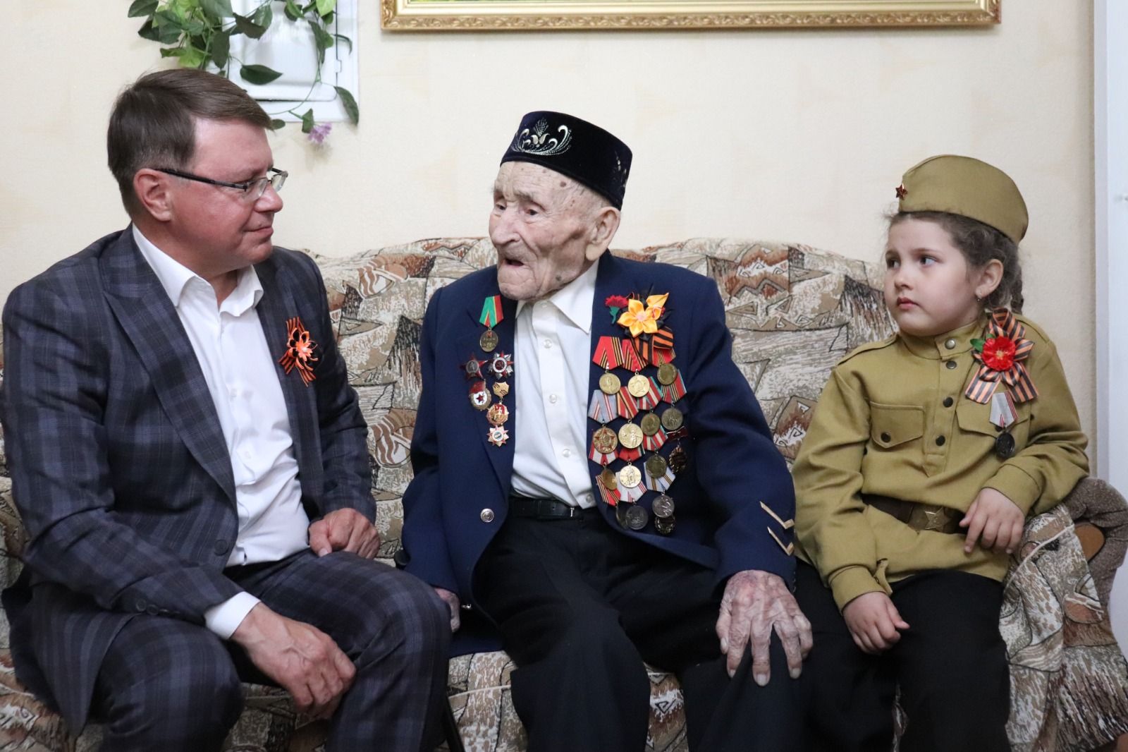 Азнакайда Бөек Ватан сугышы ветераны Гайнулла ага Әюповны Җиңү бәйрәме белән котладылар