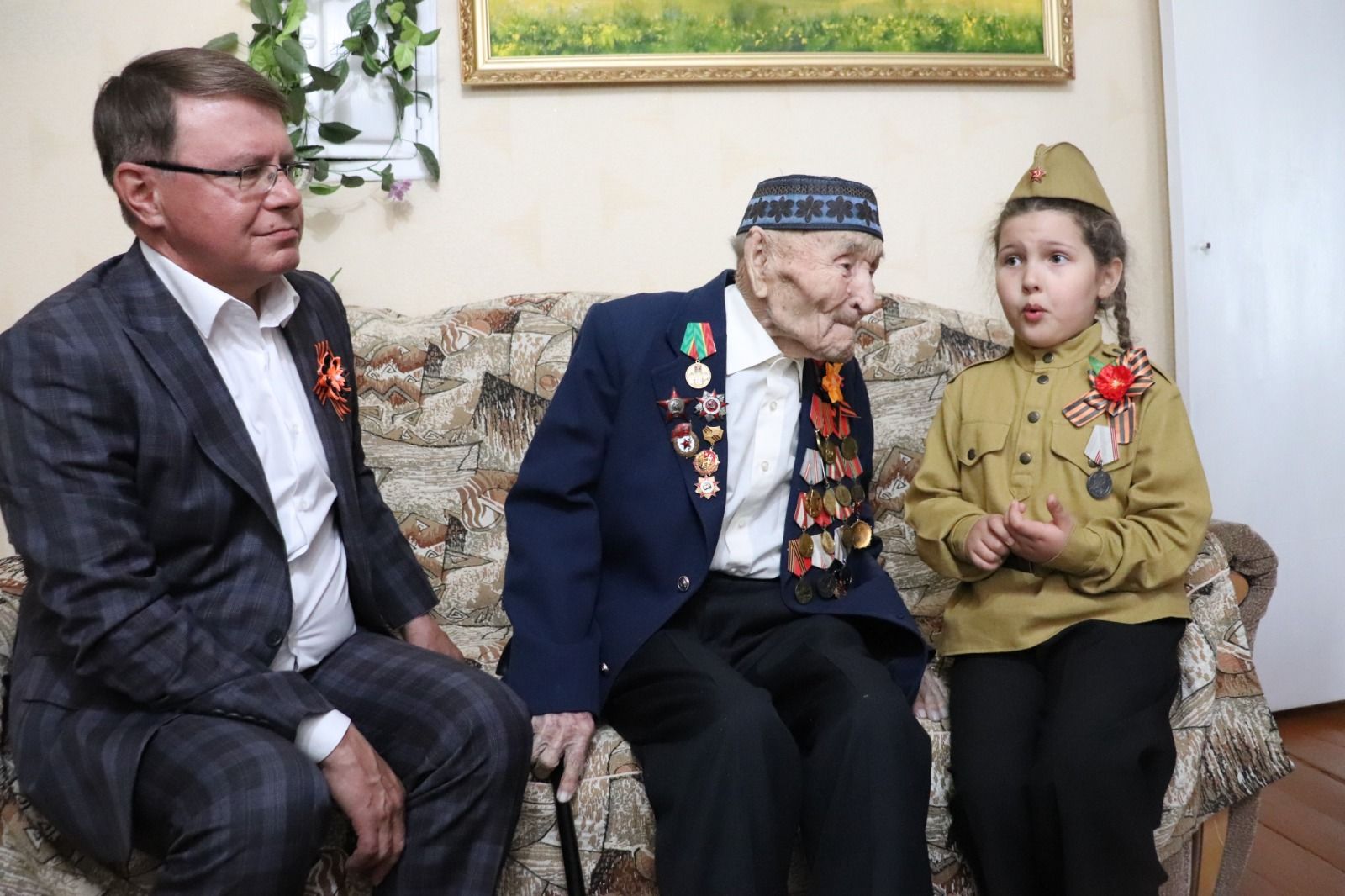Азнакайда Бөек Ватан сугышы ветераны Гайнулла ага Әюповны Җиңү бәйрәме белән котладылар