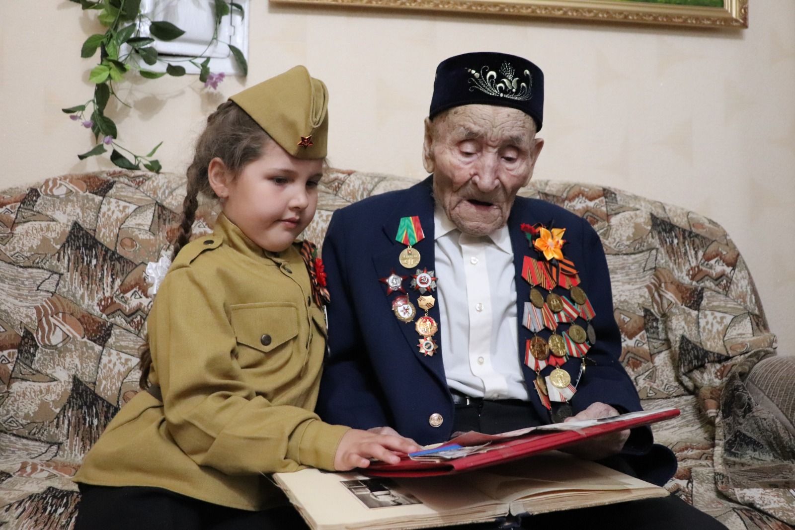 Азнакайда Бөек Ватан сугышы ветераны Гайнулла ага Әюповны Җиңү бәйрәме белән котладылар