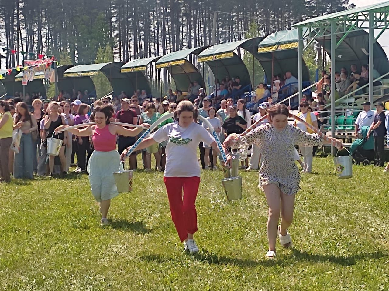 Күңелле уеннар, ярышлар, артистларыбызның җыр-моңнары астында Сабантуй гөрли