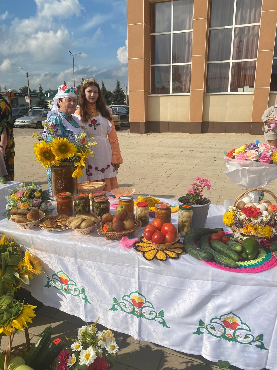 «Медовый спас» всем гостям подарков припас