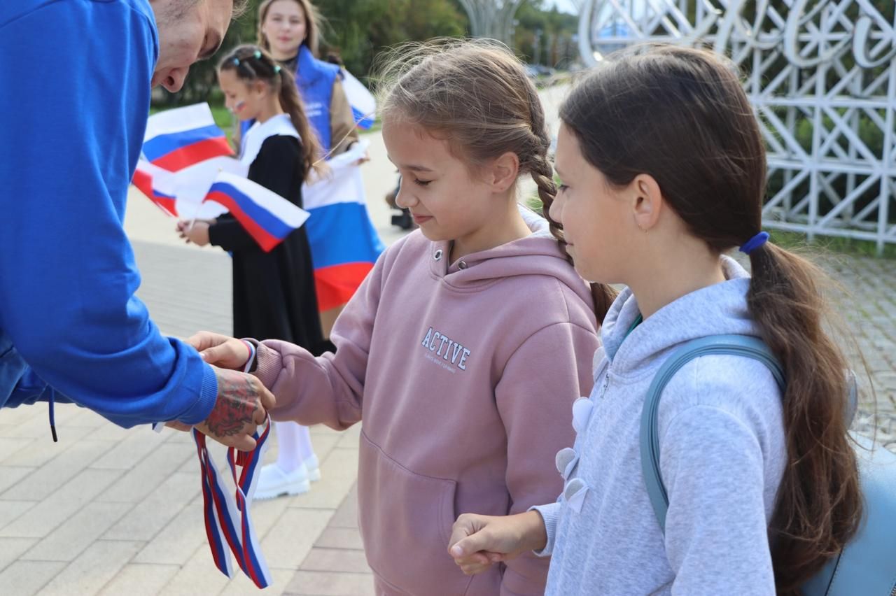 В День Государственного флага РФ в Азнакаево прошла акция-раздача ленточек триколора