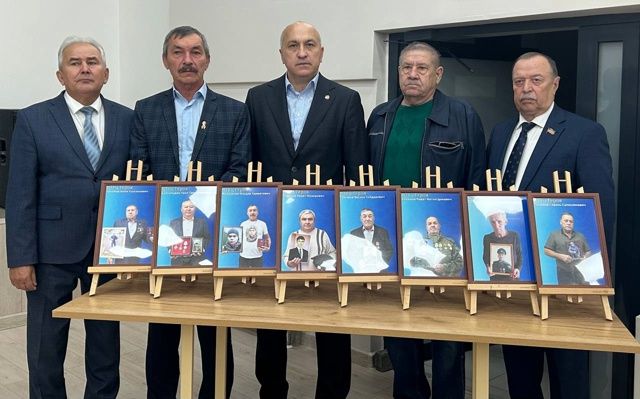 В Азнакаевском районе открылась передвижная фотовыставка «Отец Героя»