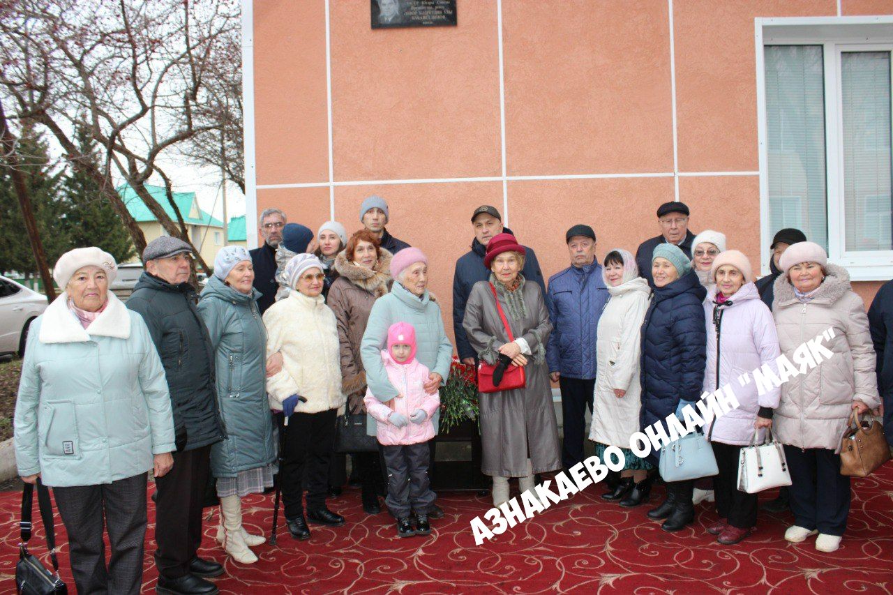 Азнакайлылар Әнвәр Баһаветдиновның мемориаль тактасына чәчәкләр куйдылар