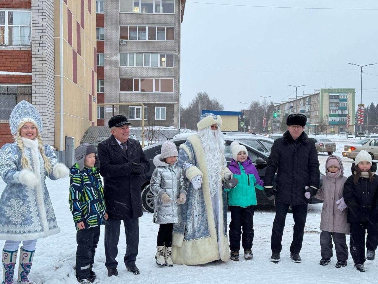 В Азнакаево открылась новогодняя резиденция Деда Мороза
