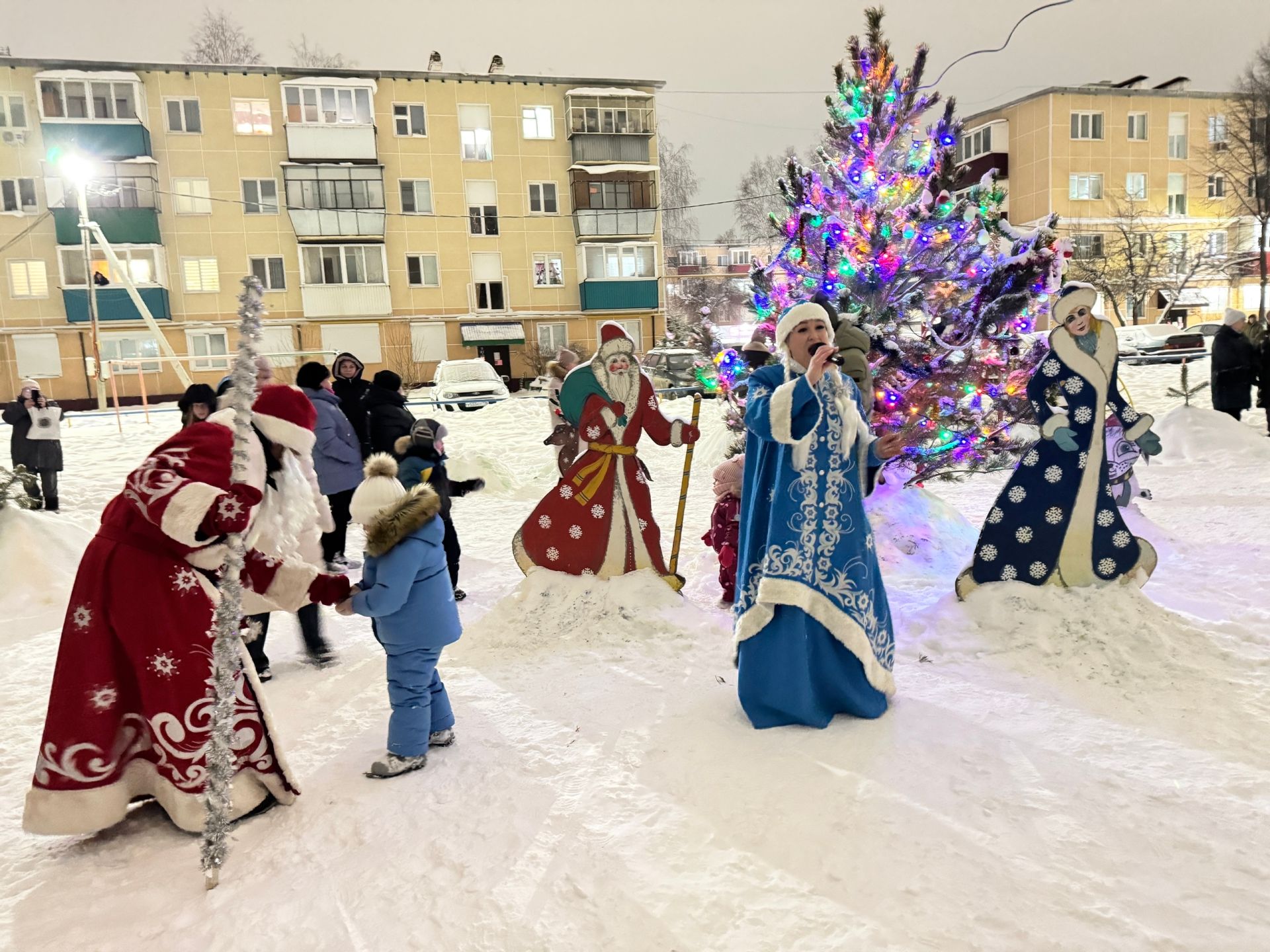 Новогодний праздник во дворе