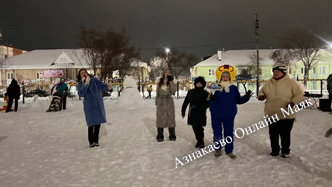 В детском парке города Азнакаево зажгли новогоднюю Елку