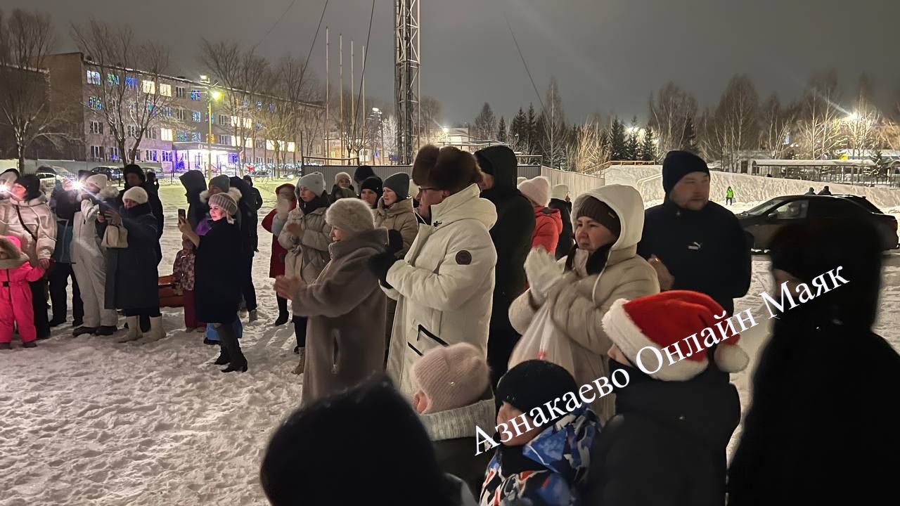В детском парке города Азнакаево зажгли новогоднюю Елку