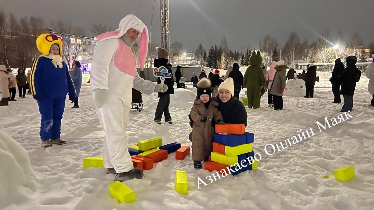 В детском парке города Азнакаево зажгли новогоднюю Елку