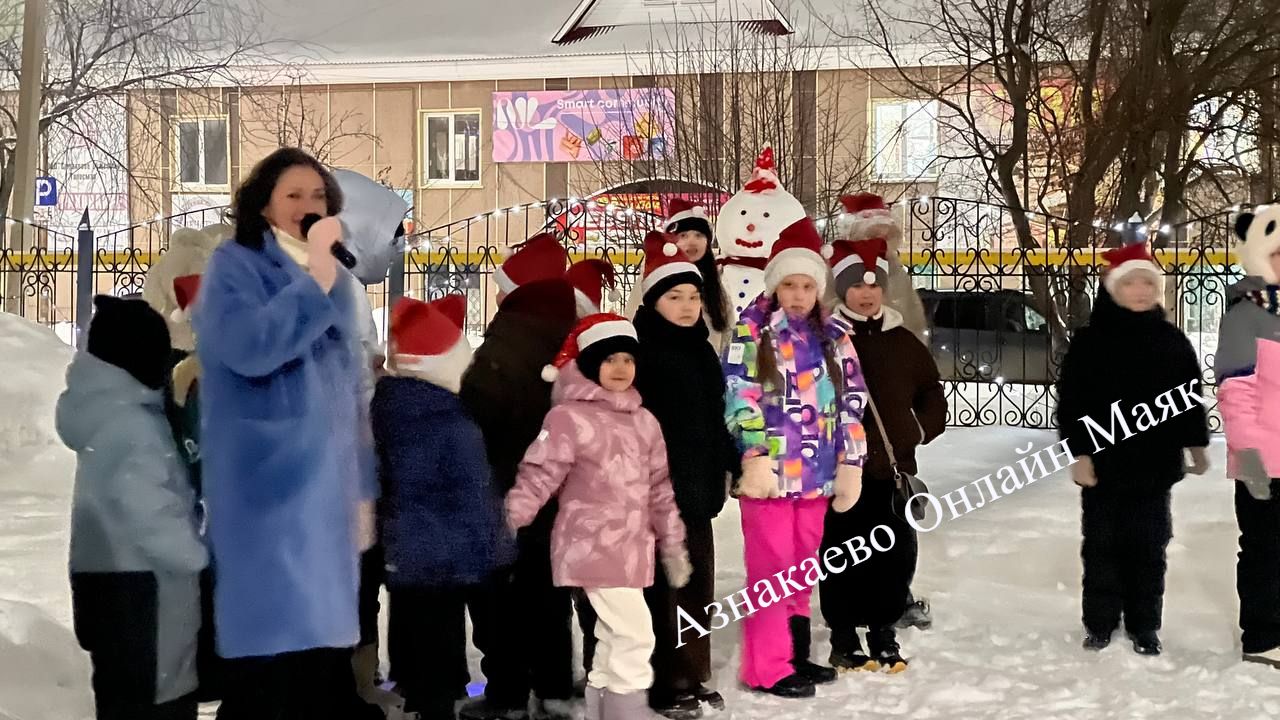 В детском парке города Азнакаево зажгли новогоднюю Елку