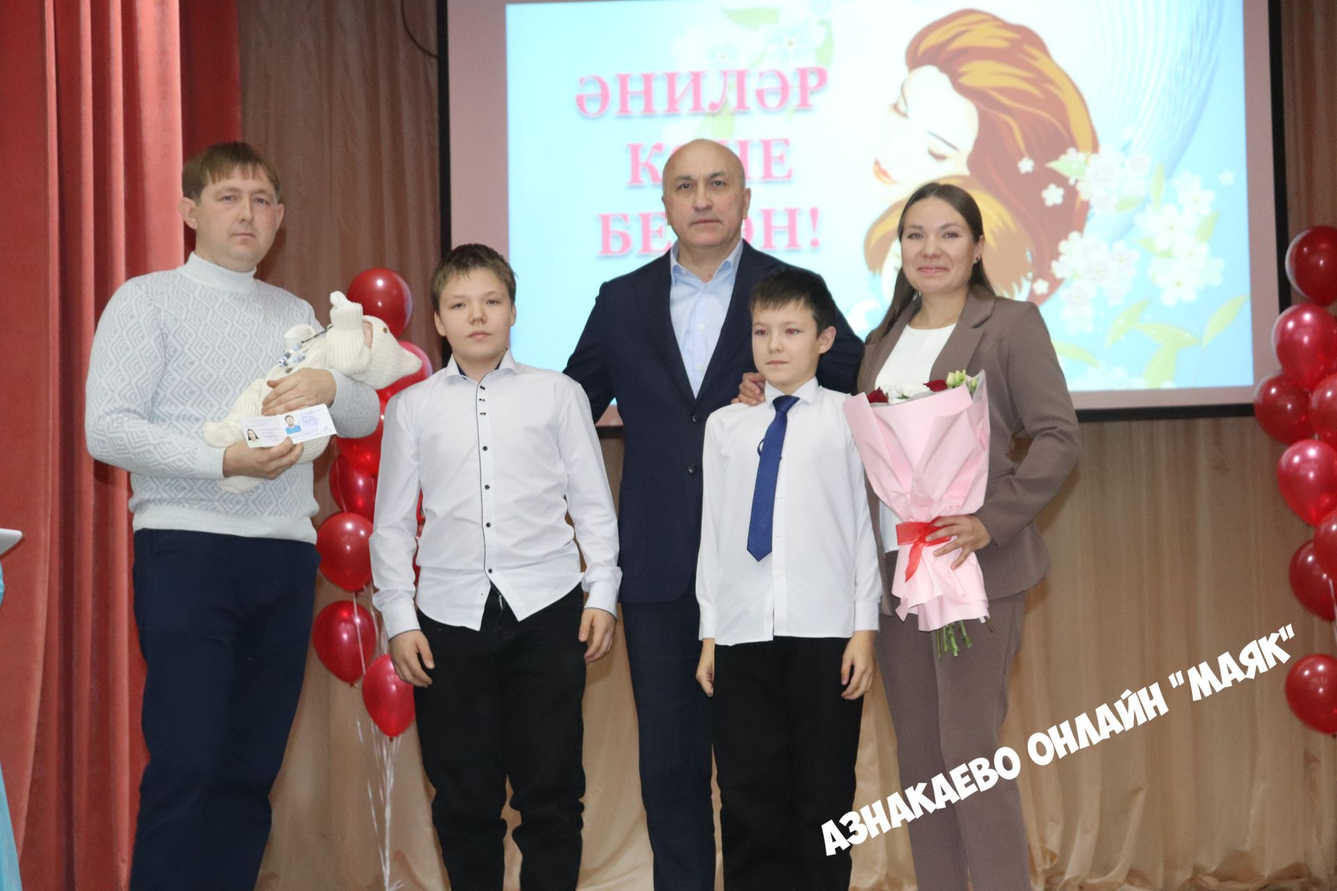 Многодетным семьям Азнакаевского района вручили удостоверения