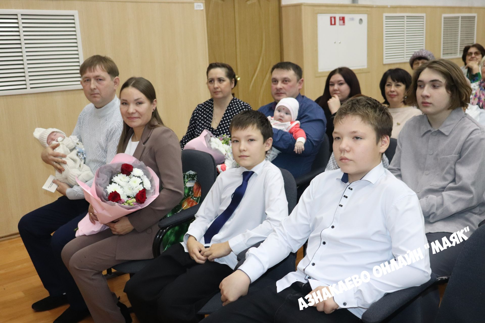 Многодетным семьям Азнакаевского района вручили удостоверения