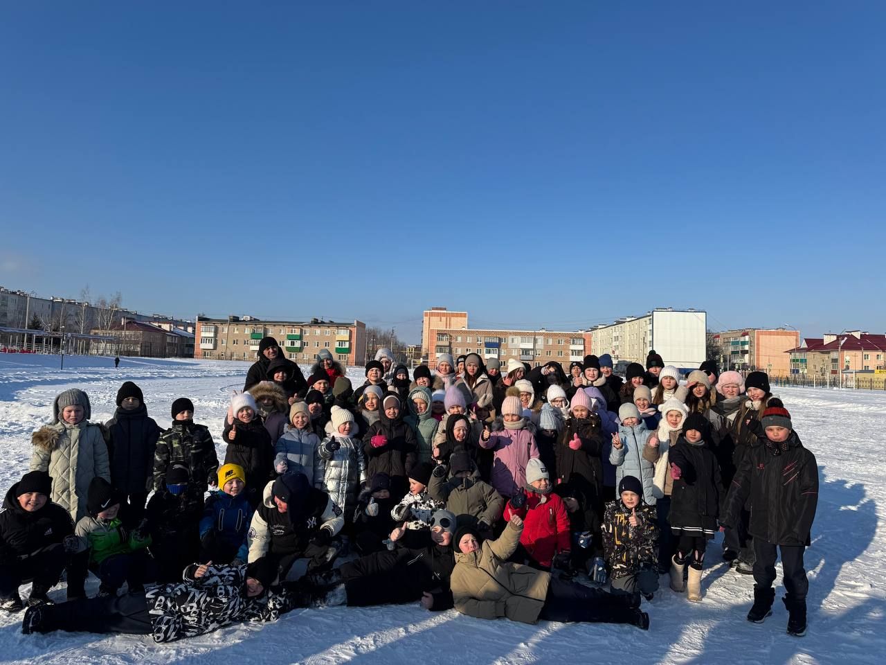 В Азнакаево прошел флешмоб дружбы «Огоньки обнимаются»