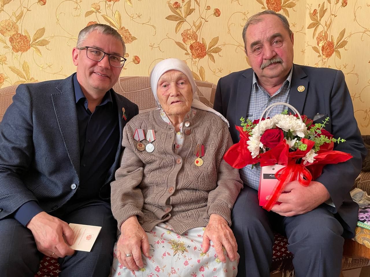 Ветеранам Азнакаево вручили медали 80-летия Великой Победы
