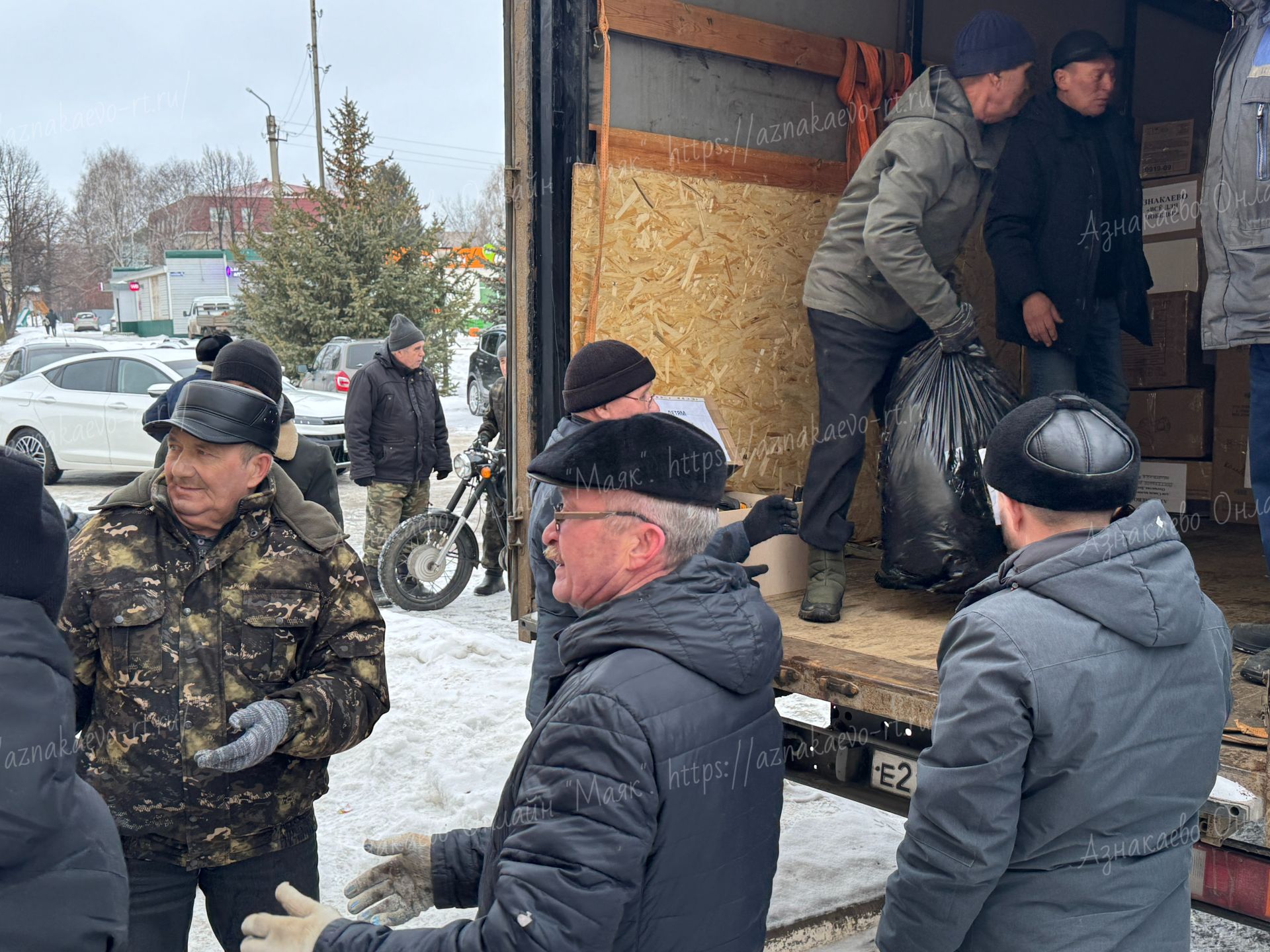 Азнакаевцы отправили очередной гуманитарный груз бойцам в зоне специальной военной операции