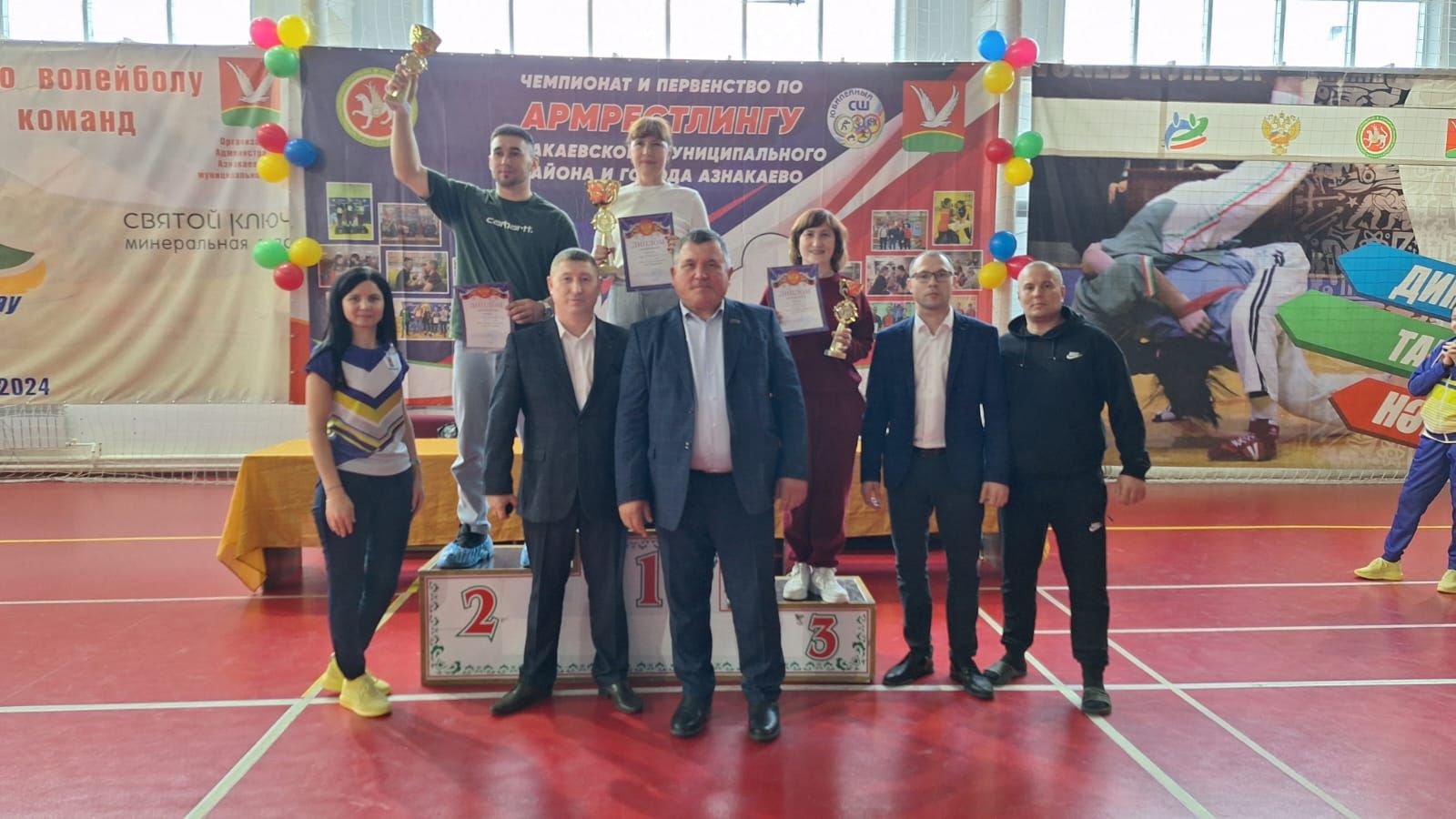 Азнакайда яшүсмерләр һәм өлкәннәр арасында армрестлинг ярышы узды