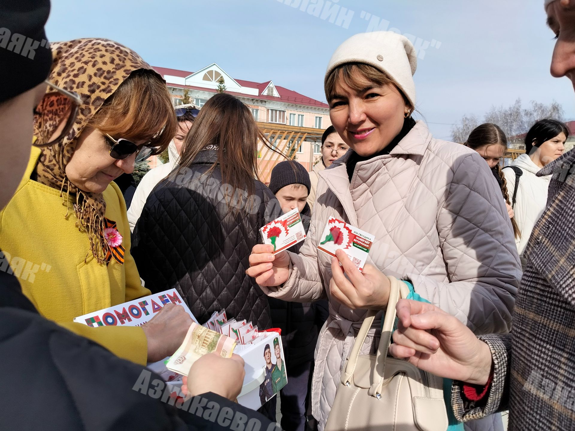 Жители Азнакаево присоединились к всероссийской акции «Красная гвоздика»