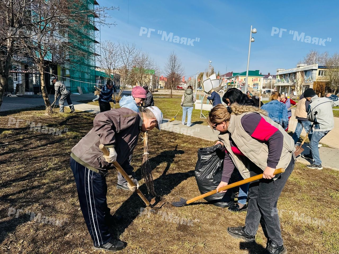 Дворец культуры Азнакаево наводит чистоту на субботнике