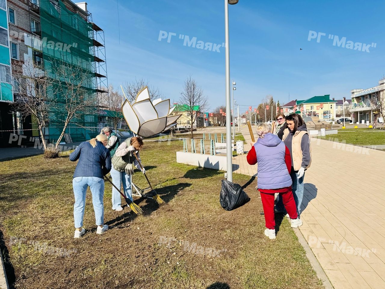 Дворец культуры Азнакаево наводит чистоту на субботнике