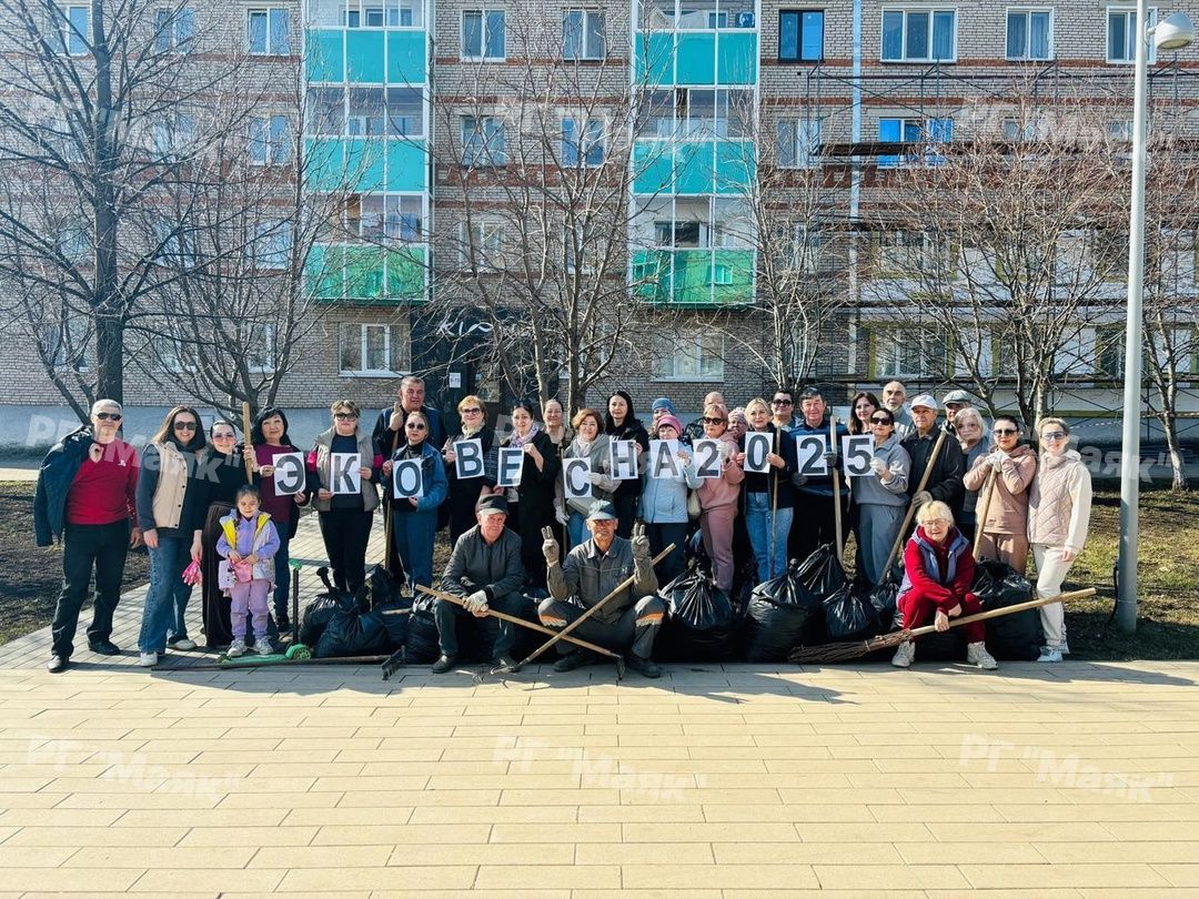 Дворец культуры Азнакаево наводит чистоту на субботнике