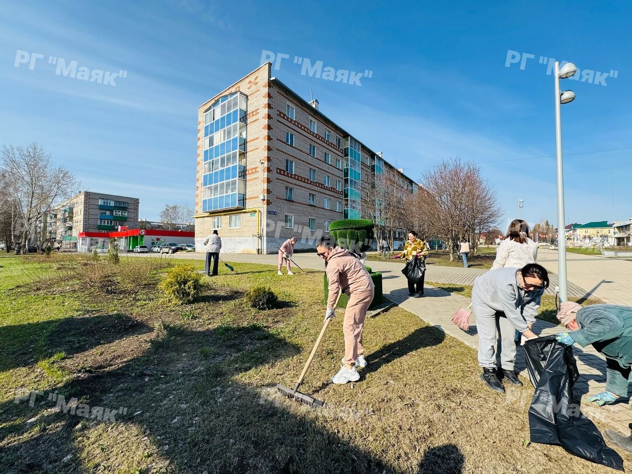 Дворец культуры Азнакаево наводит чистоту на субботнике