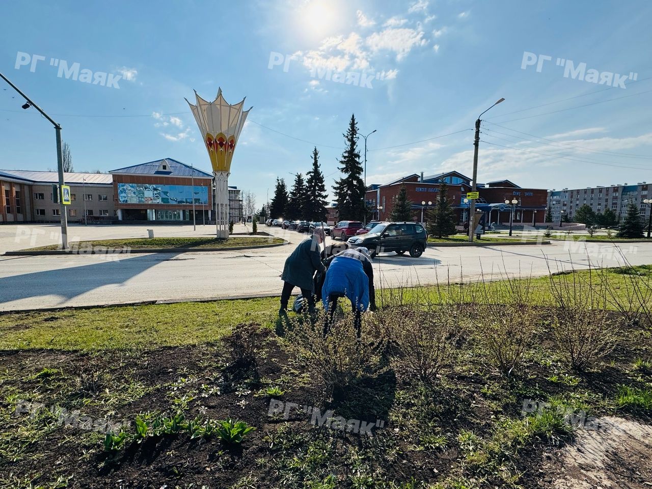 Дворец культуры Азнакаево наводит чистоту на субботнике