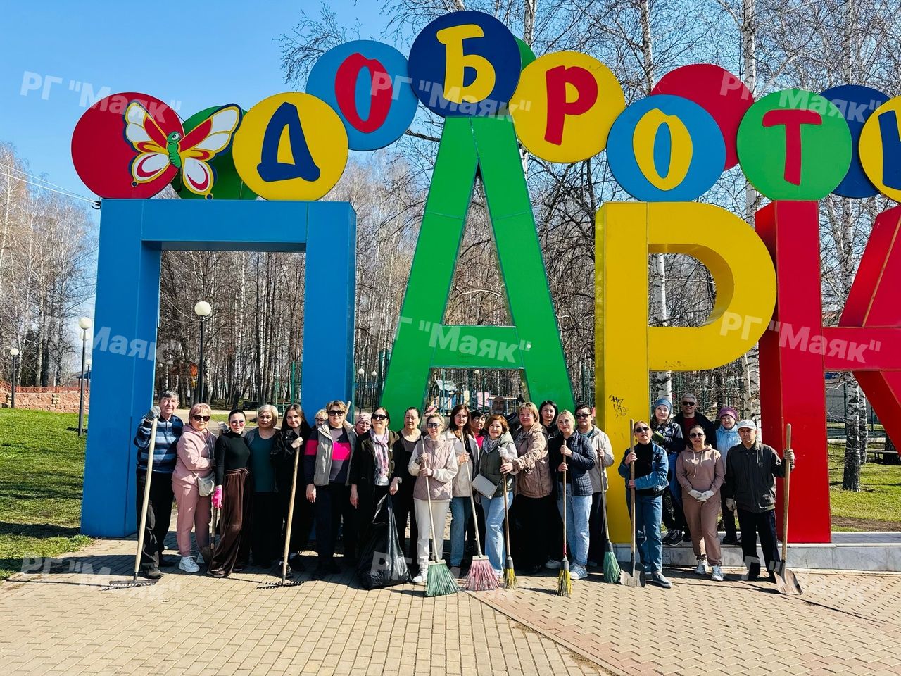 Дворец культуры Азнакаево наводит чистоту на субботнике