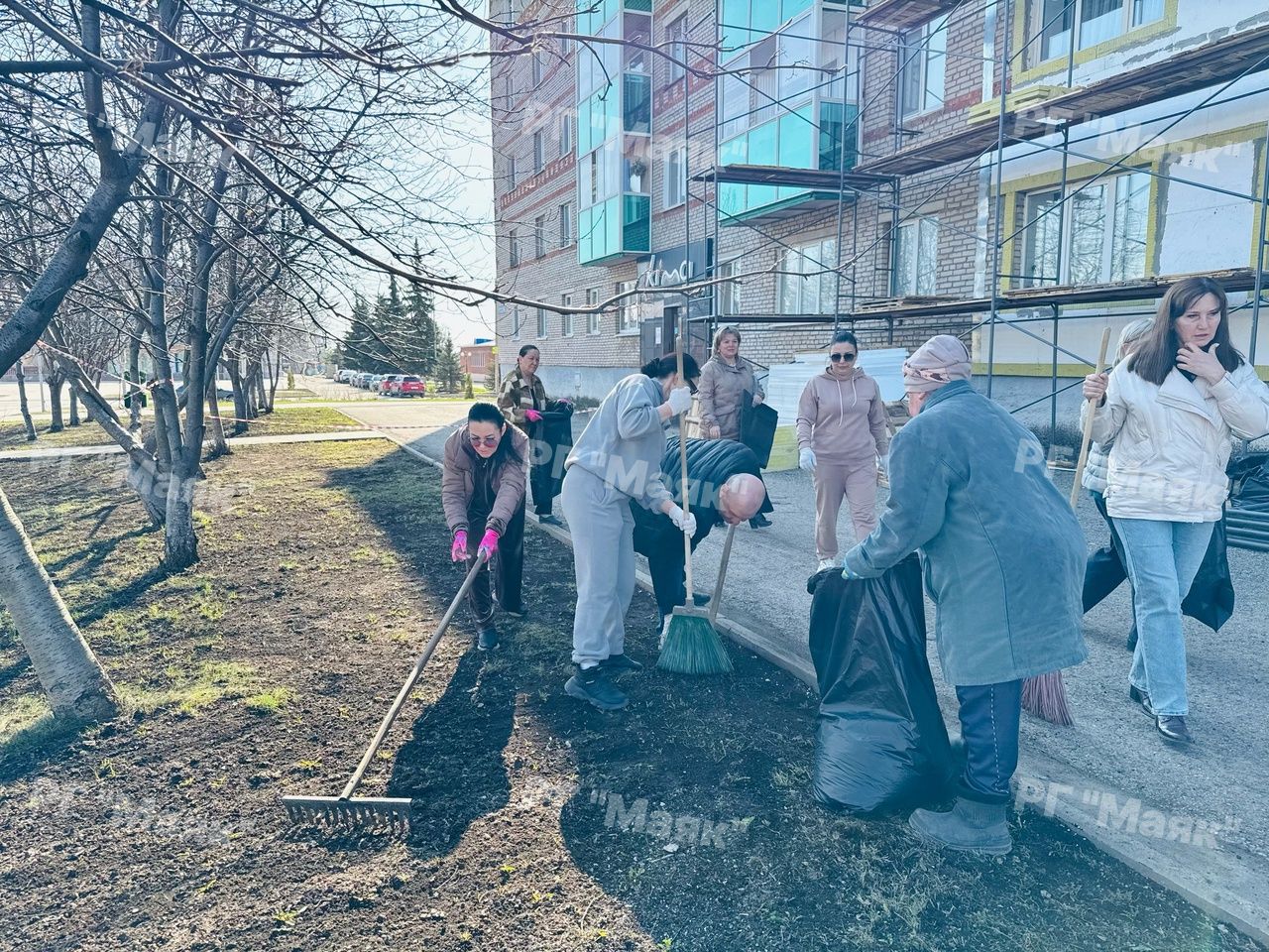 Дворец культуры Азнакаево наводит чистоту на субботнике