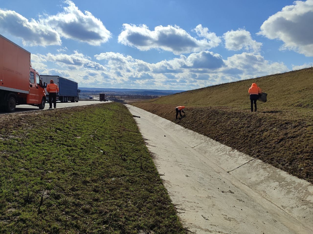 На федеральных автодорогах четырех субъектов Поволжья собрано более 4900 кубометров мусора