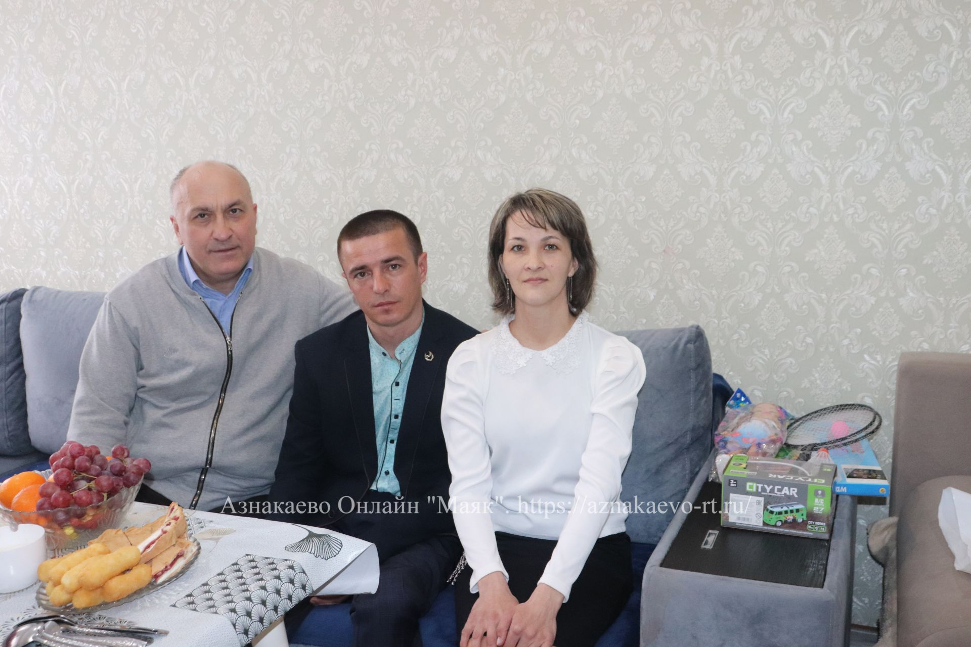 Глава Азнакаевского района Марсель Шайдуллин встретился с Раушаном Хайруллиным, вернувшимся с спецоперации с ранениями