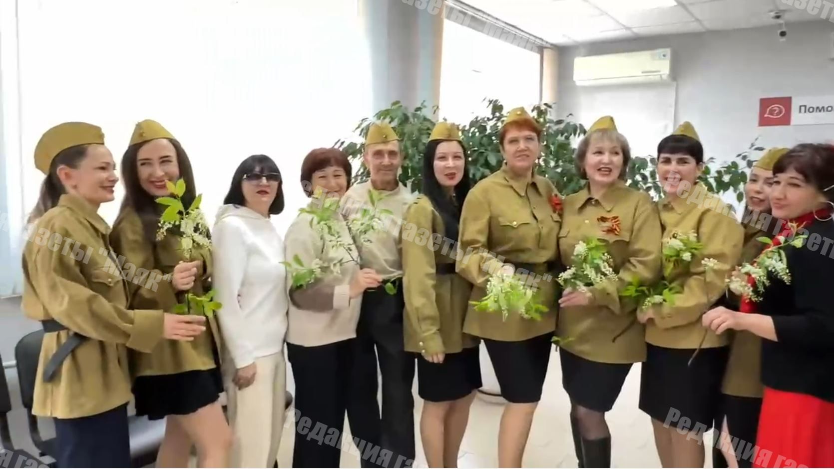В Азнакаево сотрудники Социального фонда поздравили ветеранов песней