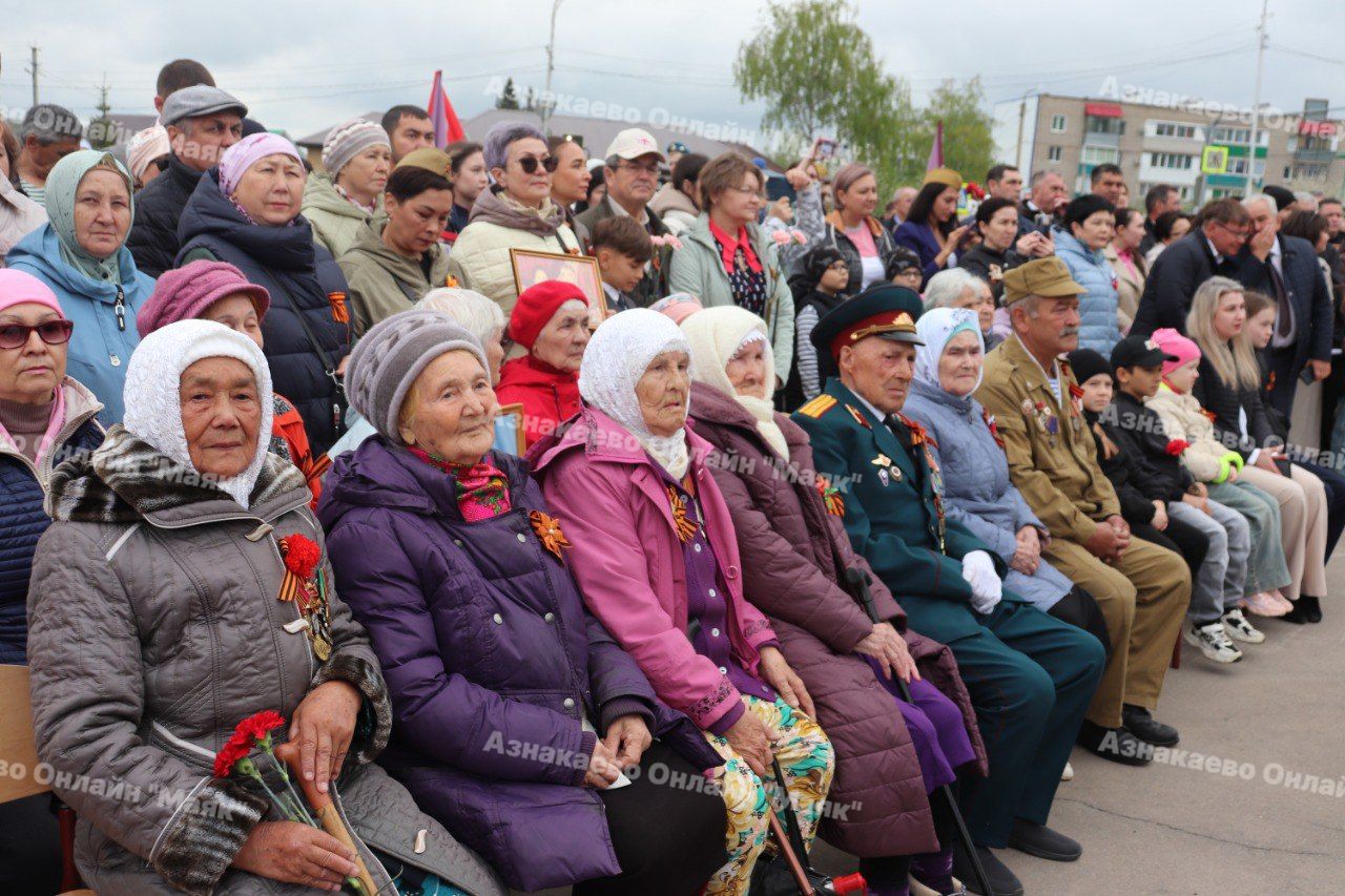В Азнакаево торжества по случаю Дня Победы традиционно начались у Вечного огня на площади Победы