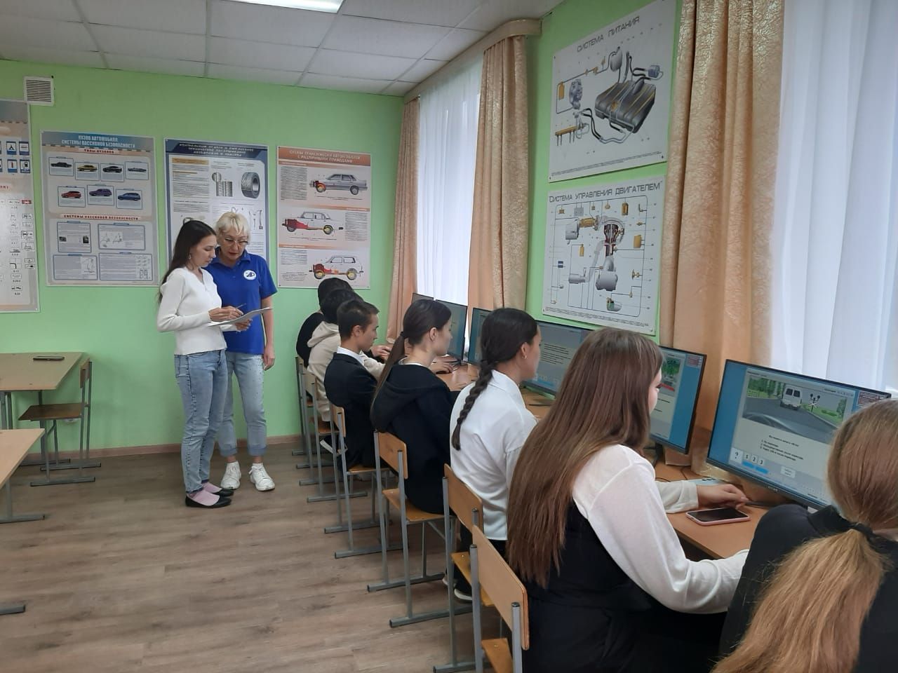 Азнакай укучылары юл йөрү кагыйдәләрен белүдә ярыштылар