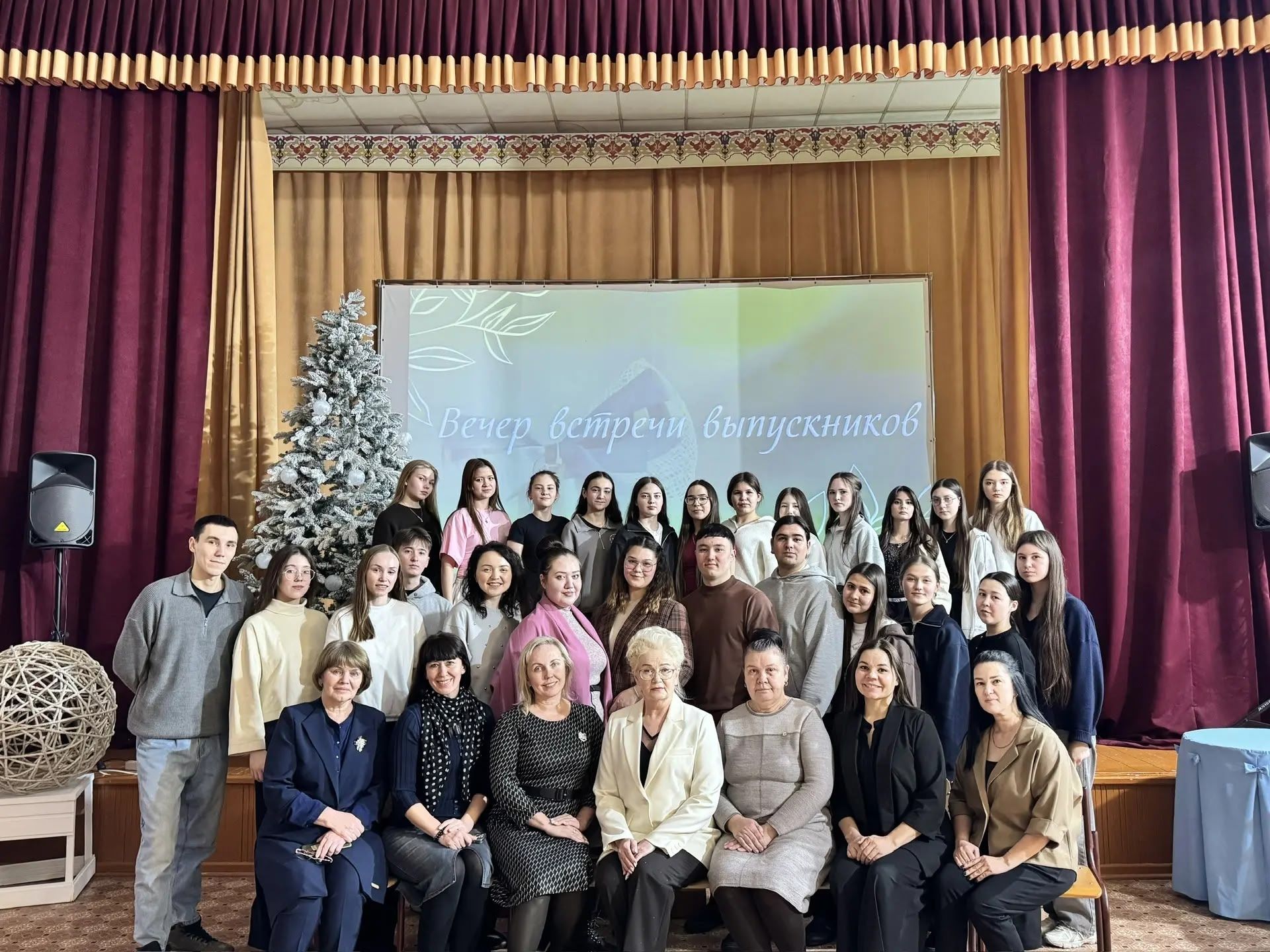 Вечер школьных друзей: выпускники вернулись в родные стены