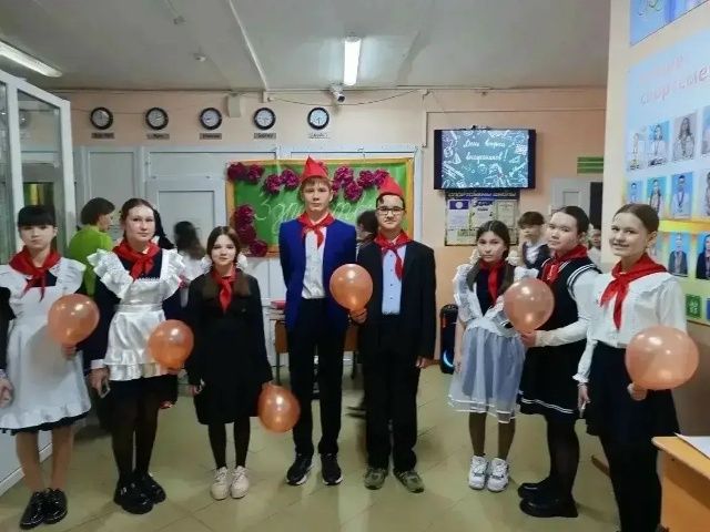 Вечер школьных друзей: выпускники вернулись в родные стены