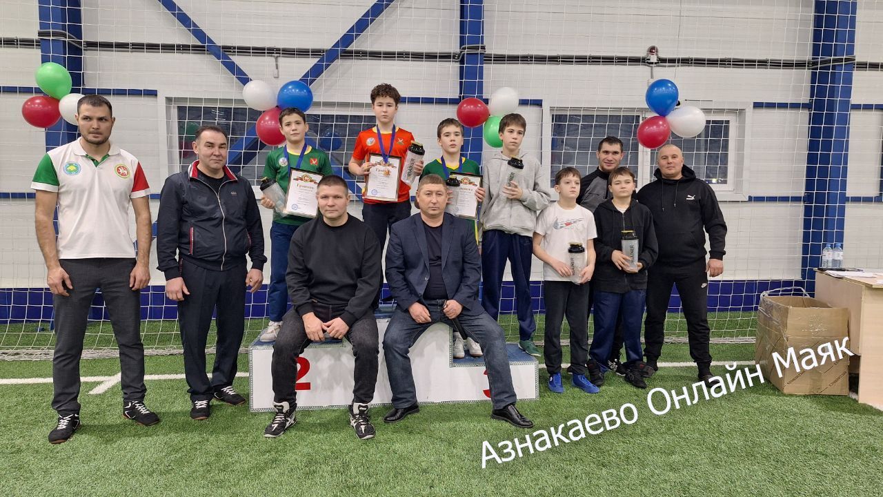 Азнакайның яшь көрәшчеләре Кыш бабай призына көч сынашты