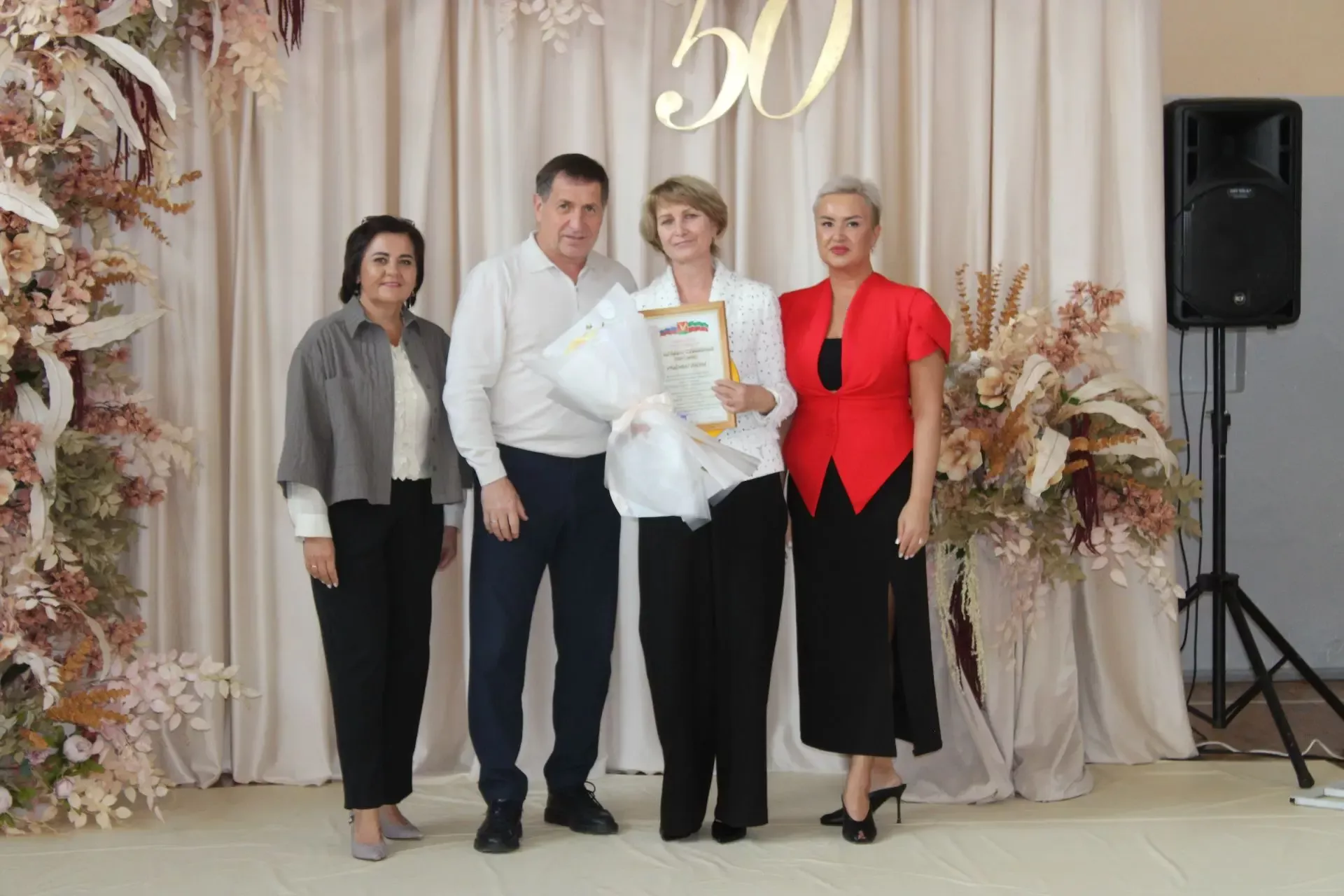 Бер мәктәп – меңләгән язмыш: Азнакайның 6 нчы мәктәбе 50 еллык юбилеен билгеләп үтте