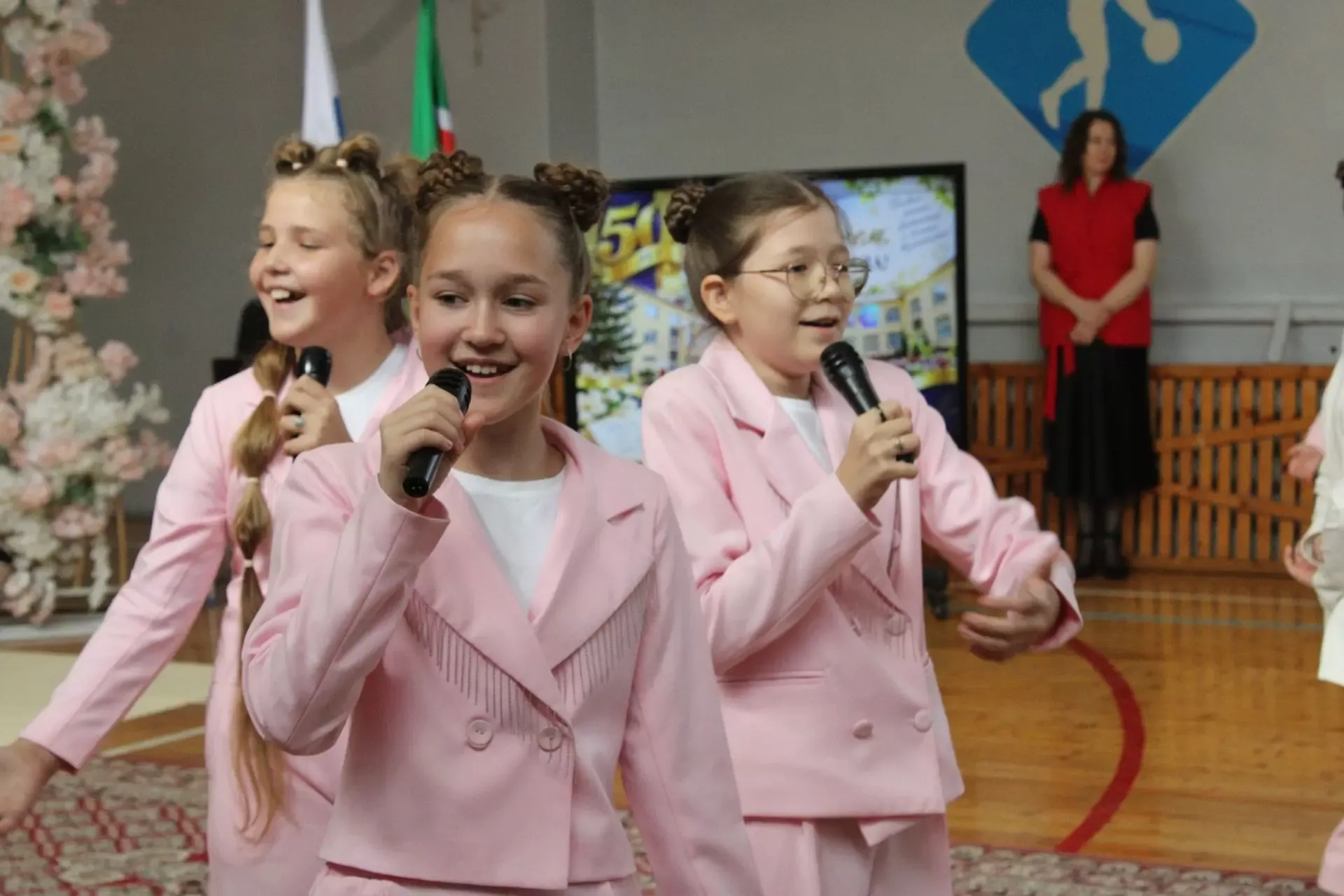 Бер мәктәп – меңләгән язмыш: Азнакайның 6 нчы мәктәбе 50 еллык юбилеен билгеләп үтте