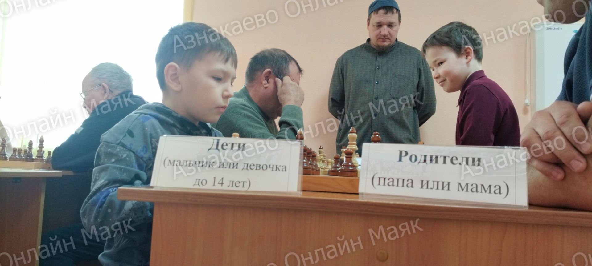 Азнакайда гаилә командалары шахмат уйнады.