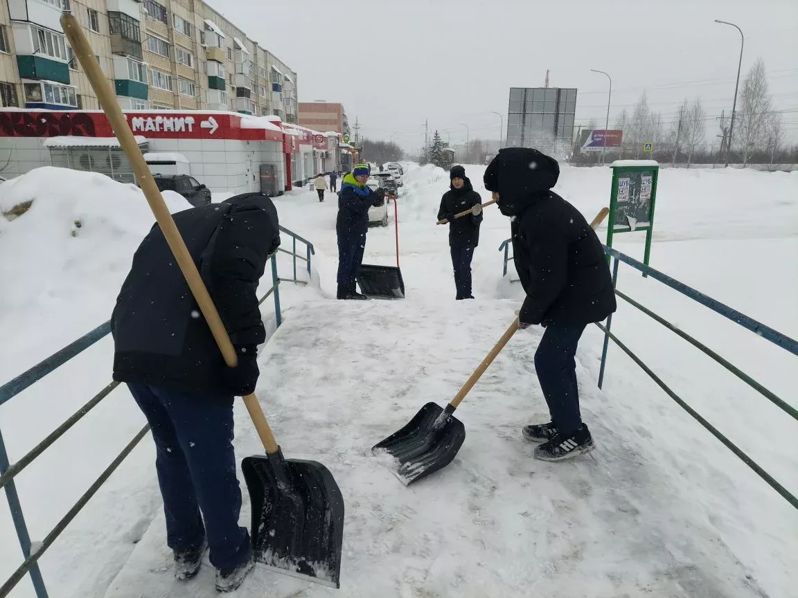 «Снежный десант» школы №1 вышел на помощь коммунальщикам