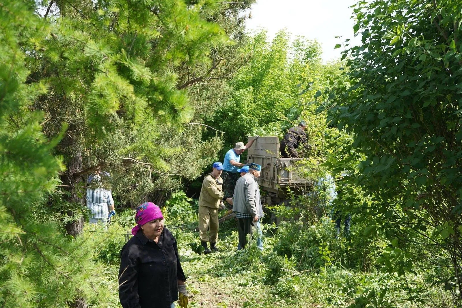 На старо-татарском кладбище в Азнакаево прошёл субботник с участием земляков